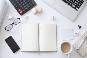 vista-superior-escritorio-trabajo-cuaderno-abierto-blanco_1163-2581
